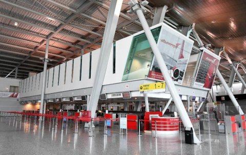 28 kontrollore te shoqeruar: Anulohen fluturimet e parashikuara per paraditen